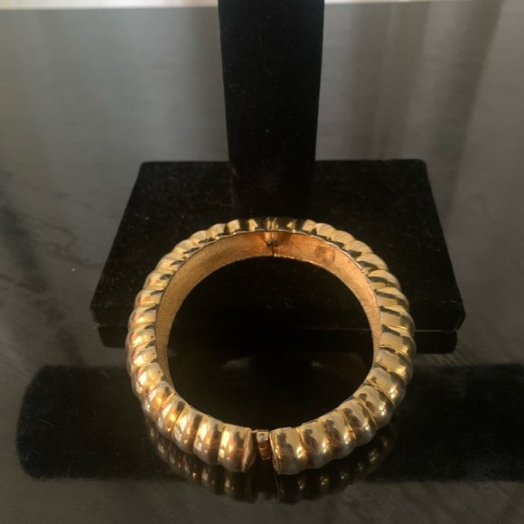 Vintage Kenneth Jay Lane scalloped Gold tone hinged Textured Bracelet - Picture 1 of 9